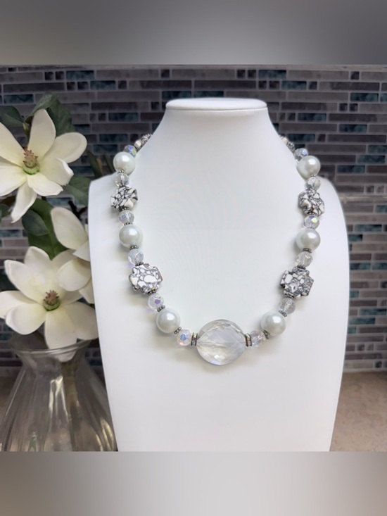 Jewelry - Beautiful crystal, silver and stone necklace
